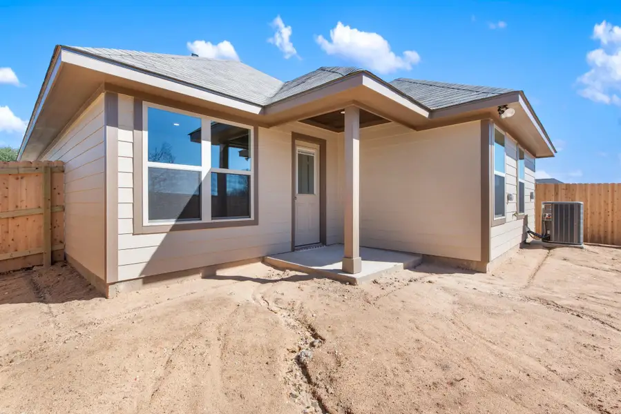 Exterior details and patio area of a home in , Navasota (Image 3).