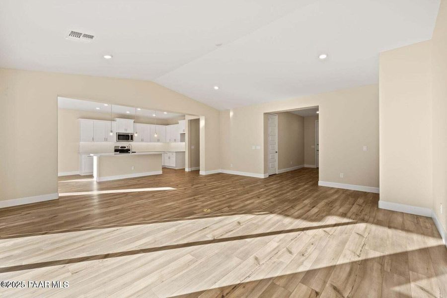 Spacious, unfurnished interior of a new home in Morningstar, Prescott Valley (Image 10).
