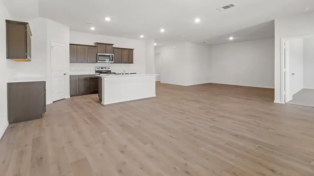 Spacious, unfurnished interior of a new home in Saddlebrook, Waxahachie (Image 12).