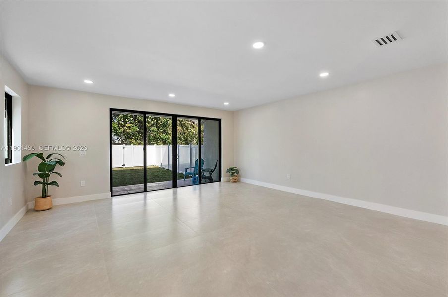 Spacious, unfurnished interior of a new home in , Fort Lauderdale (Image 43).