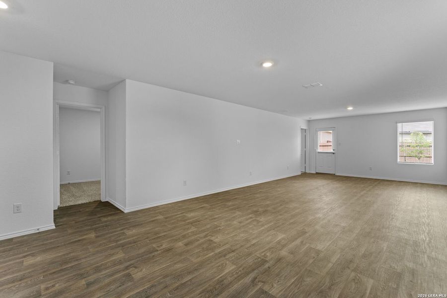 Spacious, unfurnished interior of a new home in Avenida, Converse (Image 25).