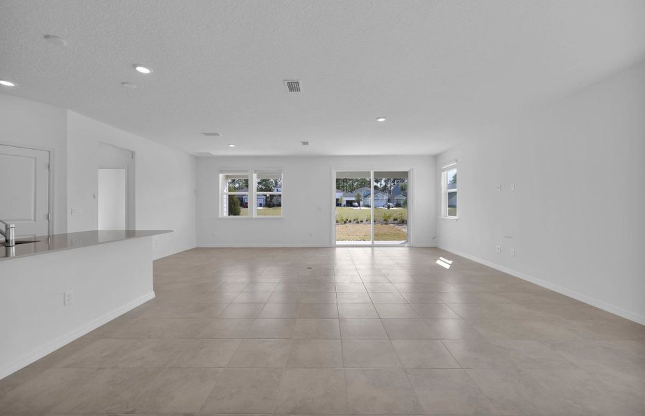 Spacious, unfurnished interior of a new home in Hyland Trail, Green Cove Springs (Image 12).