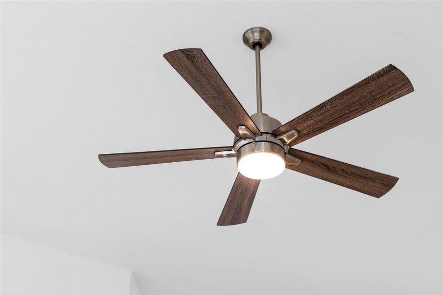 This stylish ceiling fan provides the dual benefit of efficient, year-round air circulation and integrated LED illumination, allowing you to enhance room comfort while potentially reducing energy costs by up to 30%.