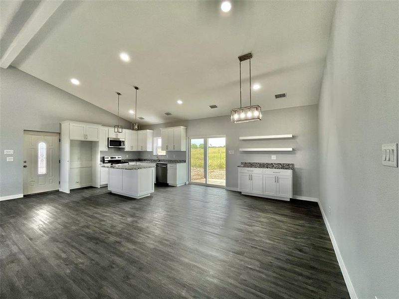 Spacious, unfurnished interior of a new home in , Mineral Wells (Image 8).