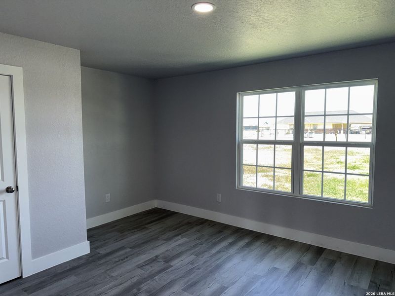 Spacious, unfurnished interior of a new home in , Natalia (Image 14).