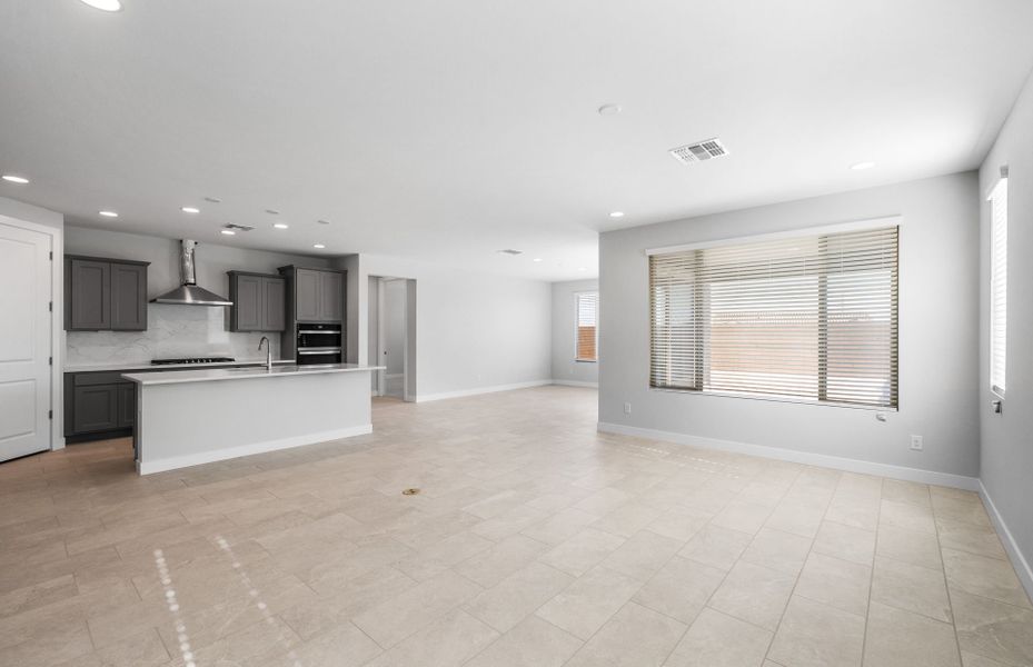 Spacious, unfurnished interior of a new home in Sun City Anthem at Merrill Ranch, Florence (Image 19).