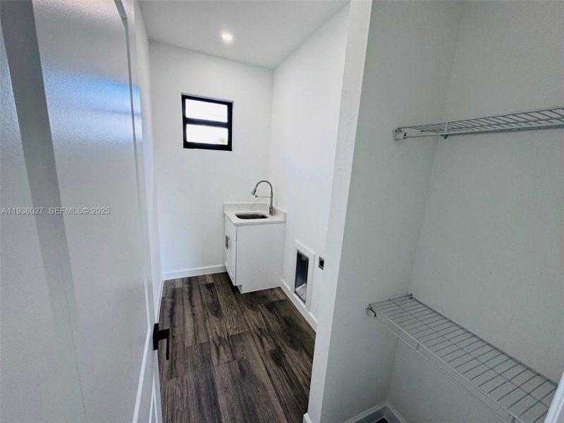 Spacious, unfurnished interior of a new home in , Cape Coral (Image 13).