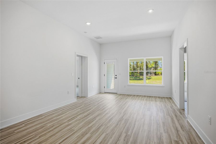 Spacious, unfurnished interior of a new home in Kirkland Farms, Alachua (Image 19).