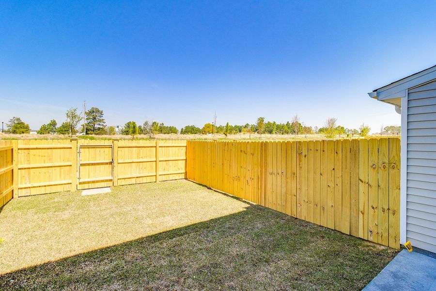 Exterior details and patio area of a home in Astoria, Columbia (Image 18).