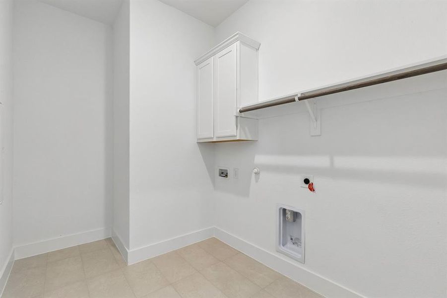 Spacious, unfurnished interior of a new home in Painted Tree Woodland West, McKinney (Image 27).