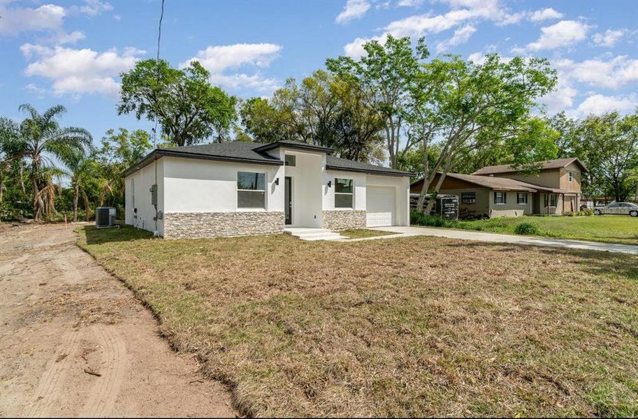 Exterior details and patio area of a home in , St. Cloud (Image 14).