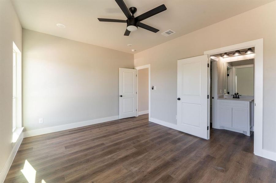 Secondary en-suite upstairs