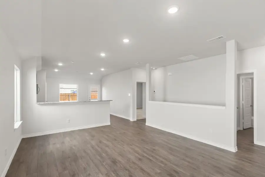 Spacious, unfurnished interior of a new home in Hanna Ranch, Everman (Image 10).