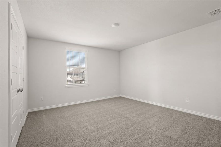 Spacious, unfurnished interior of a new home in Sycamore Landing, Fort Worth (Image 15).