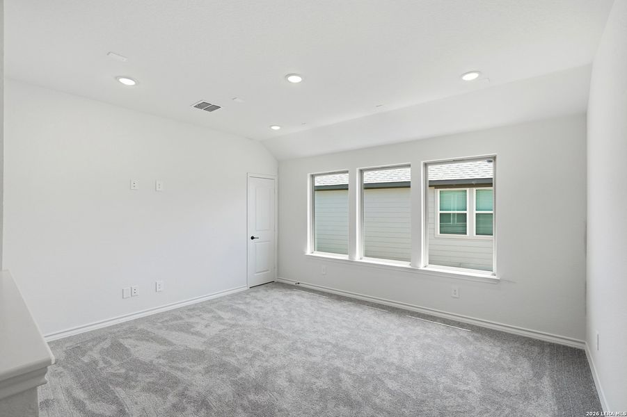 Spacious, unfurnished interior of a new home in Davis Ranch, San Antonio (Image 30).
