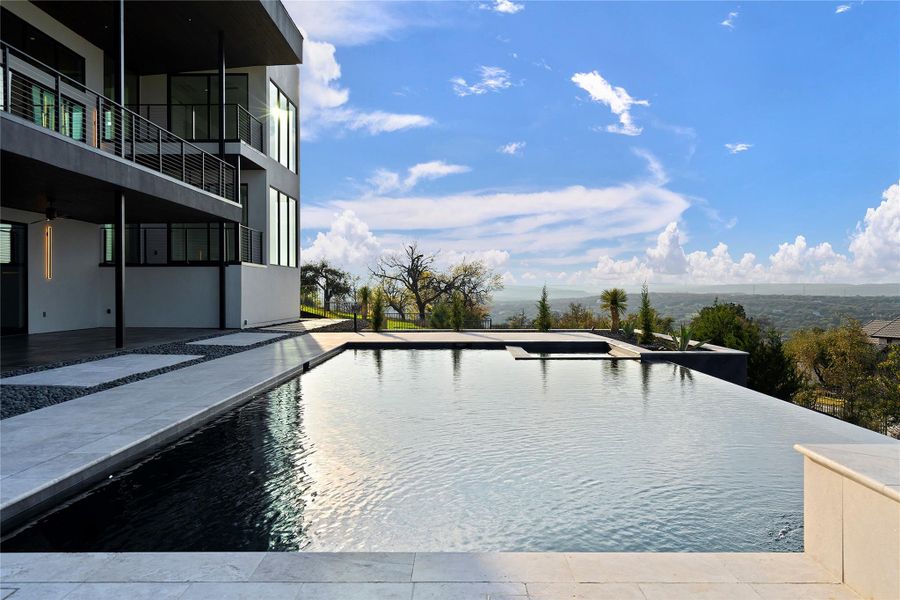 Condo located in Spicewood, TX showcasing its design and architecture (Image 6).