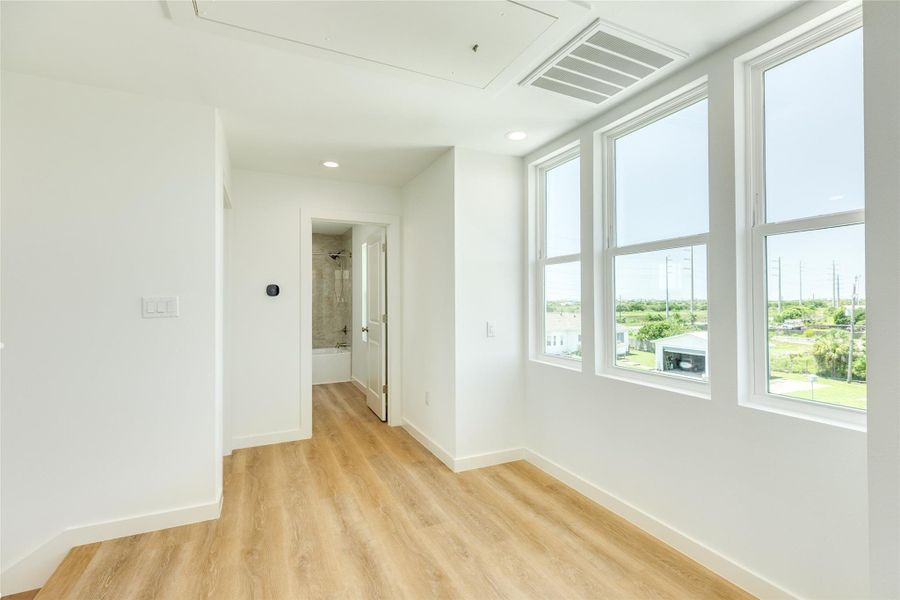 Spacious, unfurnished interior of a new home in , Galveston (Image 26).