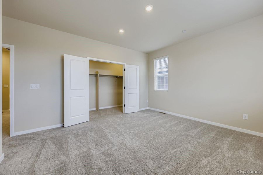 primary bed w/ walk in closet