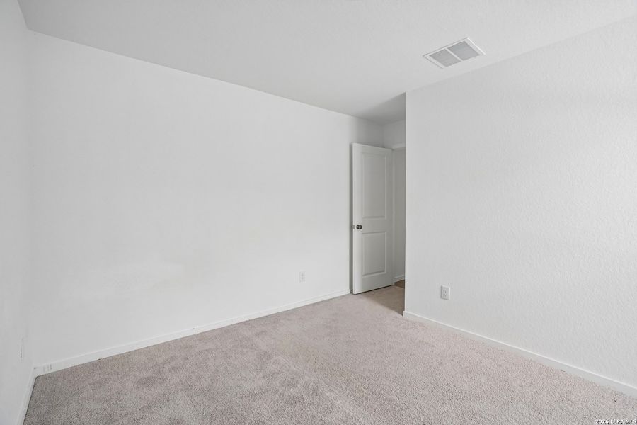 Spacious, unfurnished interior of a new home in Steelwood Trails, New Braunfels (Image 28).