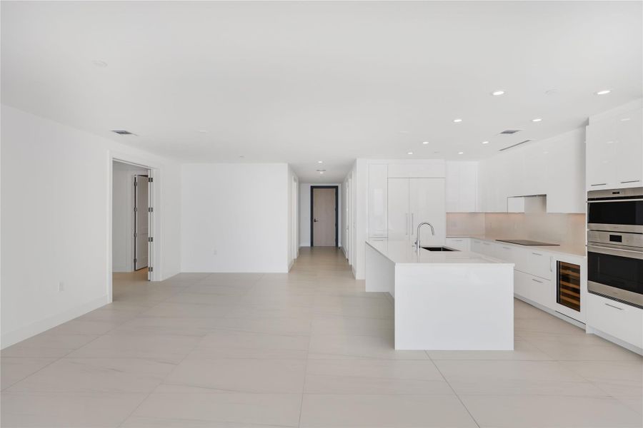 Spacious, unfurnished interior of a new home in , Fort Lauderdale (Image 34).