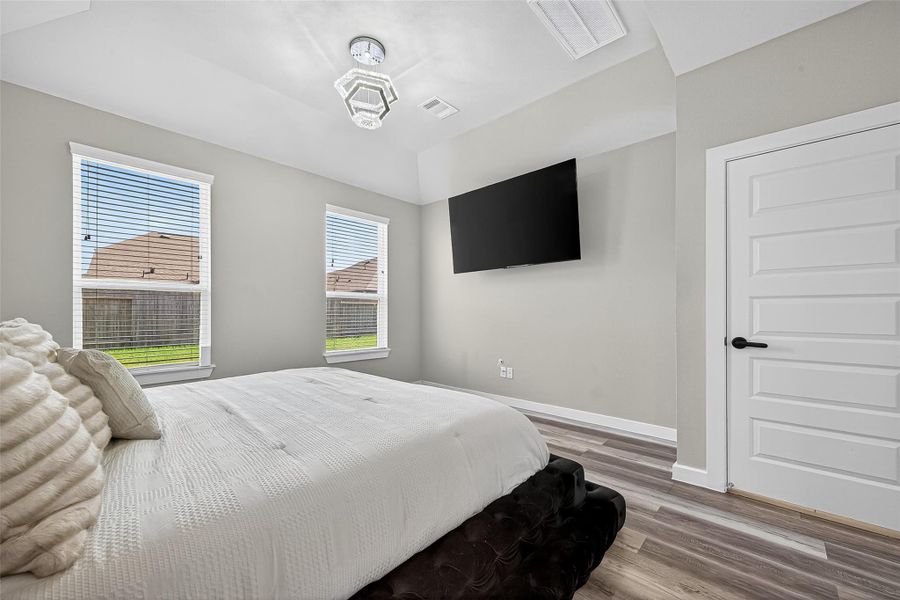 Primary Room (1st Floor) Primary Room (1st Floor)