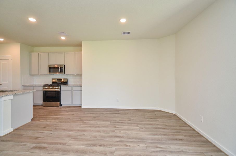 Spacious, unfurnished interior of a new home in Sunterra, Katy (Image 21).