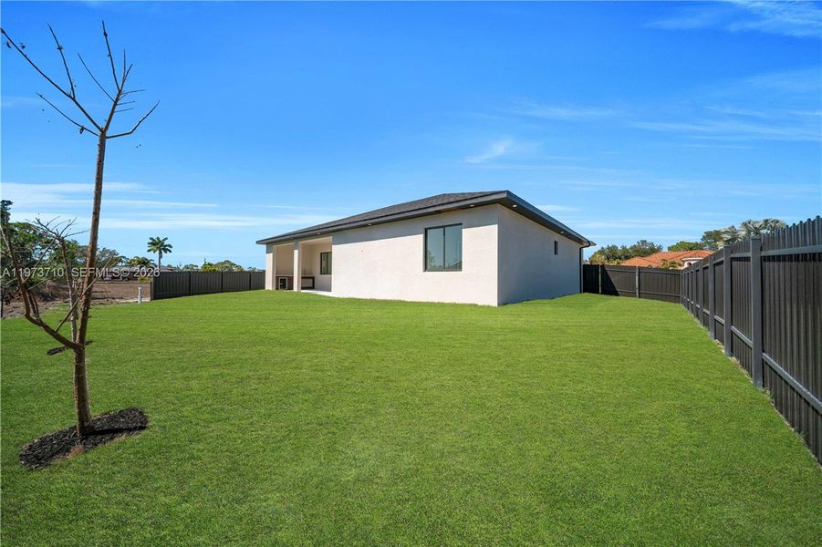 Exterior details and patio area of a home in , Cape Coral (Image 4).