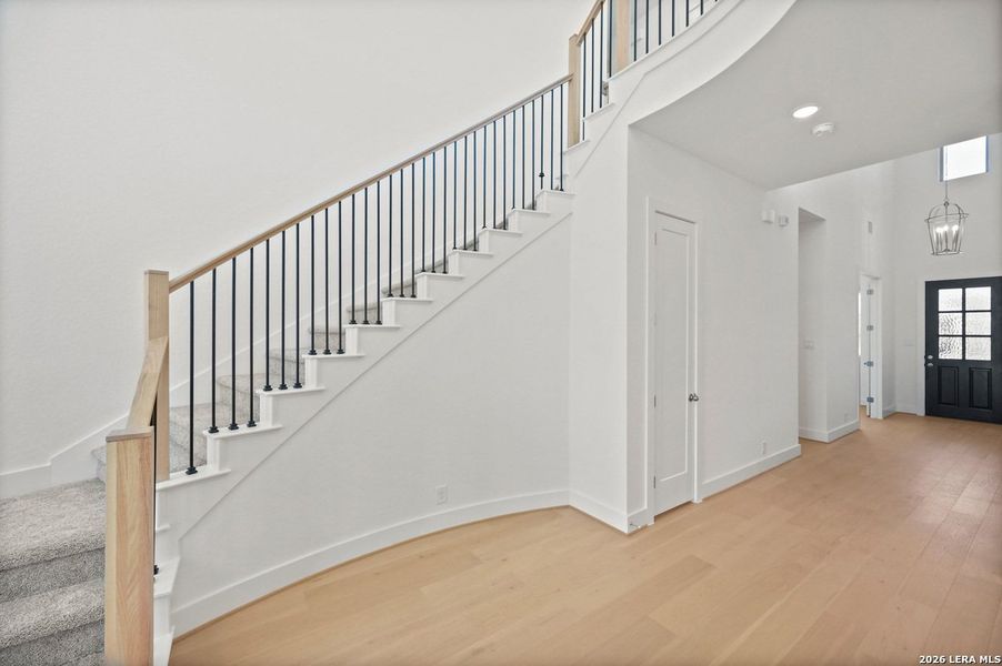 Spacious, unfurnished interior of a new home in Davis Ranch, San Antonio (Image 19).