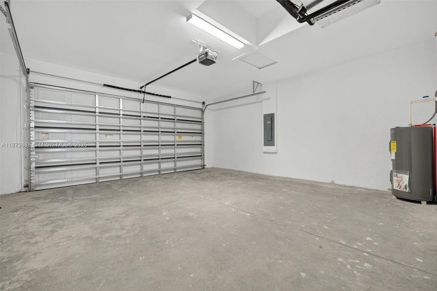 Spacious, unfurnished interior of a new home in , Lehigh Acres (Image 12).