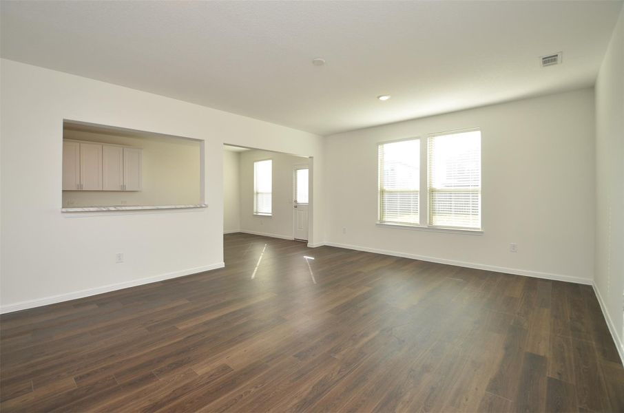 Spacious family room, open flow to the kitchen Spacious family room, open flow to the kitchen