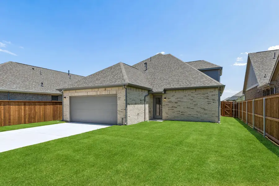 Exterior details and patio area of a home in Dove Hollow, Waxahachie (Image 4).