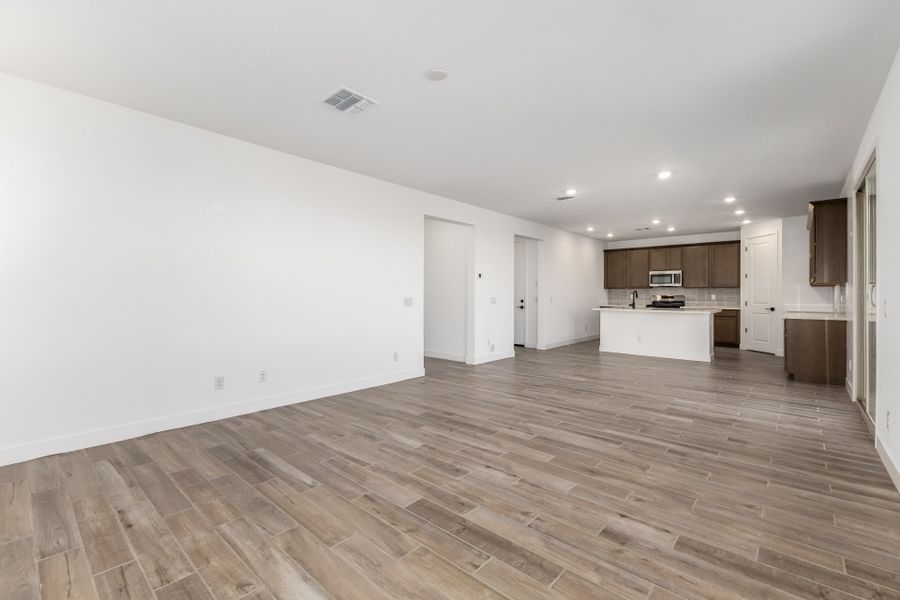 Spacious, unfurnished interior of a new home in Bella Vista Farms, San Tan Valley (Image 8).