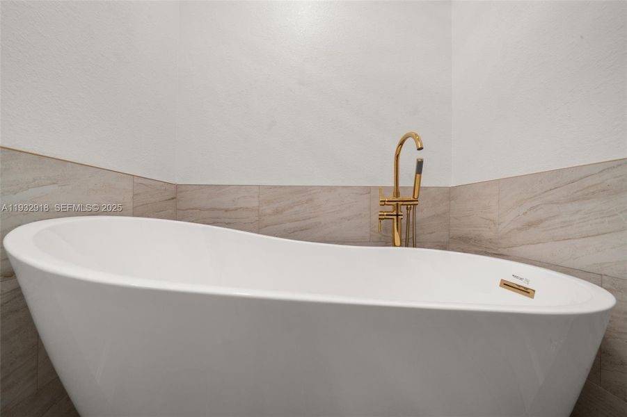 Close-up of interior finishes inside a home in , Sebring (Image 18).