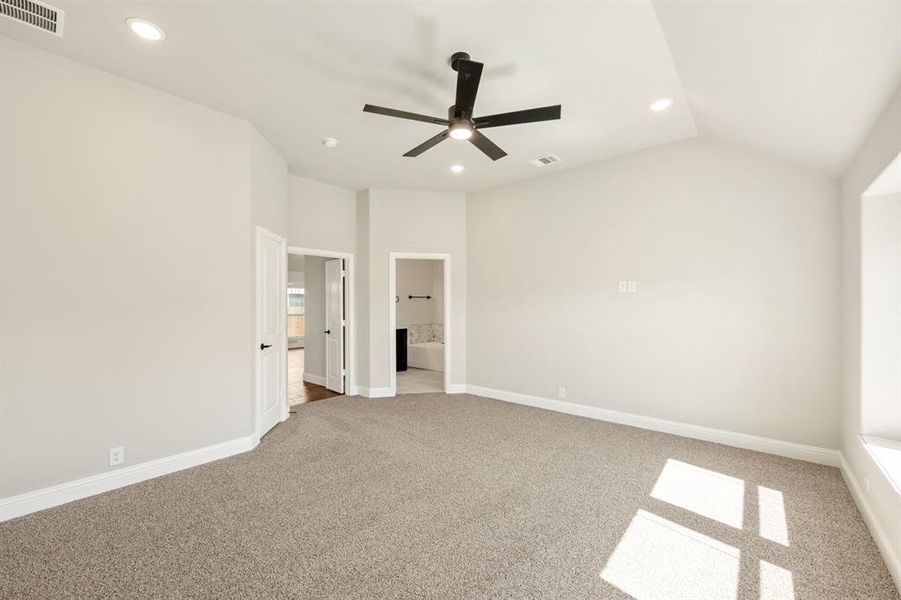 Spacious, unfurnished interior of a new home in Maplewood, Glenn Heights (Image 17).