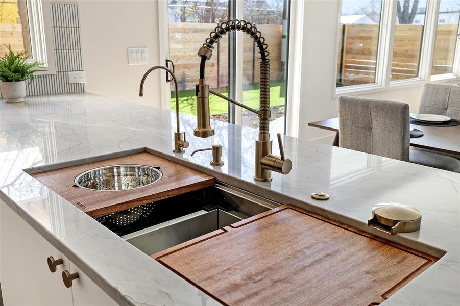 Enjoy the versatility of this functional sink equipped with filtered water outlet, bottle/glass washer, and accessories to make cleaning a piece of cake.