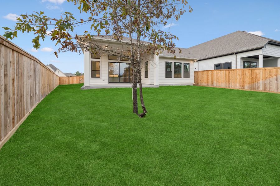 Exterior details and patio area of a home in Kresston, Montgomery (Image 3).