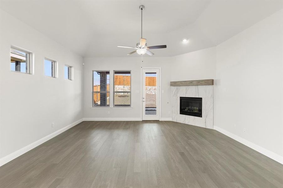 15. 3209 Agnew - Family