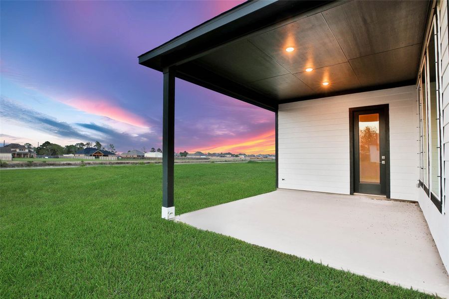 Exterior details and patio area of a home in Magnolia Bend, Rosharon (Image 3).