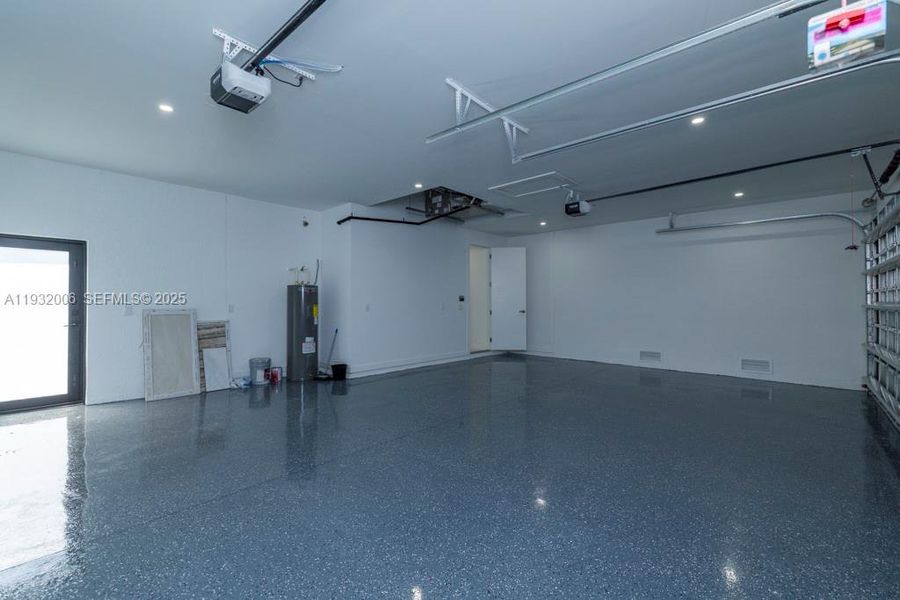 Spacious, unfurnished interior of a new home in , Cape Coral (Image 26).