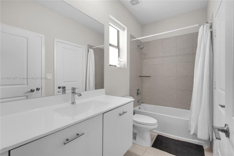 Furnished interior view inside a new home in , Miramar (Image 8).