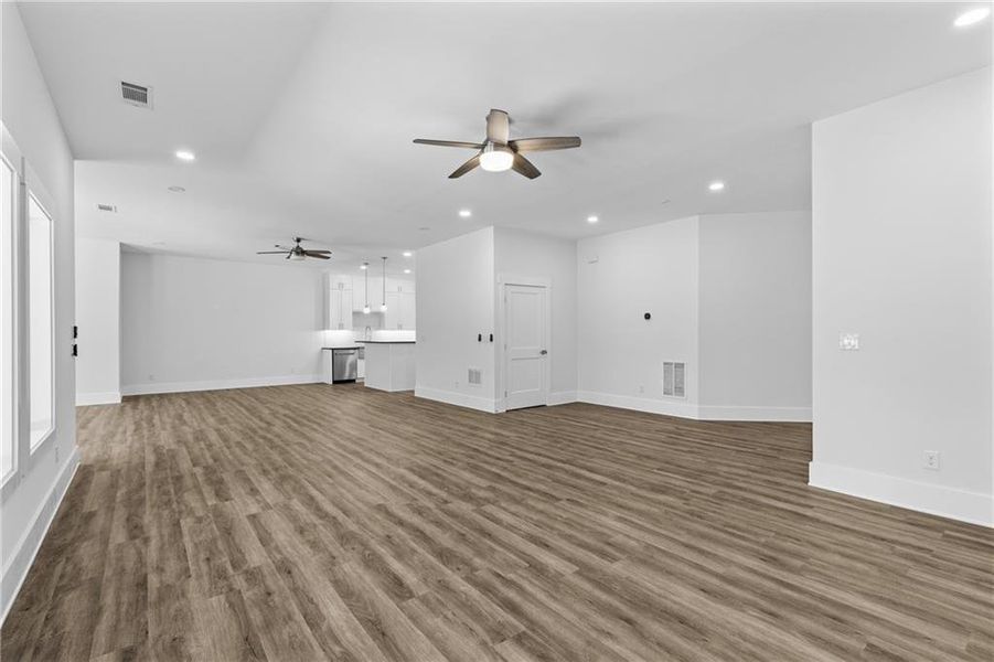 Spacious, unfurnished interior of a new home in , Alpharetta (Image 86).