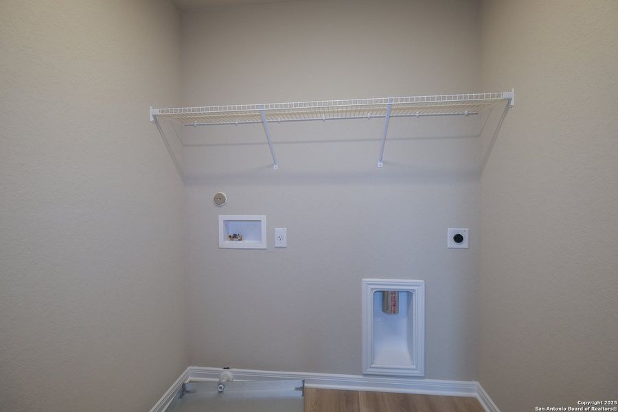 Spacious, unfurnished interior of a new home in Winding Brook, San Antonio (Image 22).