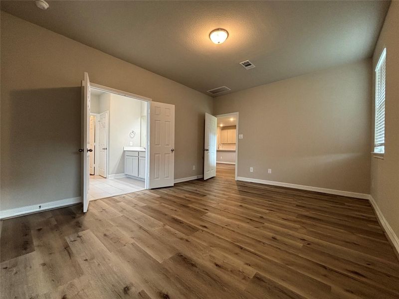 Spacious, unfurnished interior of a new home in Sunterra, Katy (Image 18).