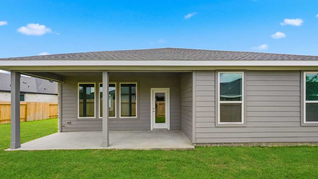 Exterior details and patio area of a home in Silverthorne, Conroe (Image 3).