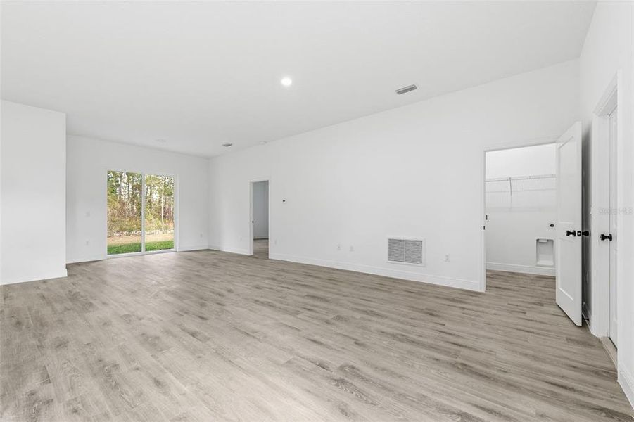 Spacious, unfurnished interior of a new home in , Ocala (Image 15).