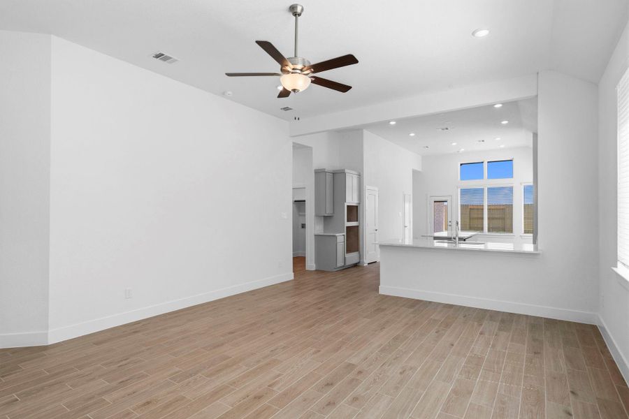 Spacious, unfurnished interior of a new home in Wildrye 45', Waller (Image 29).
