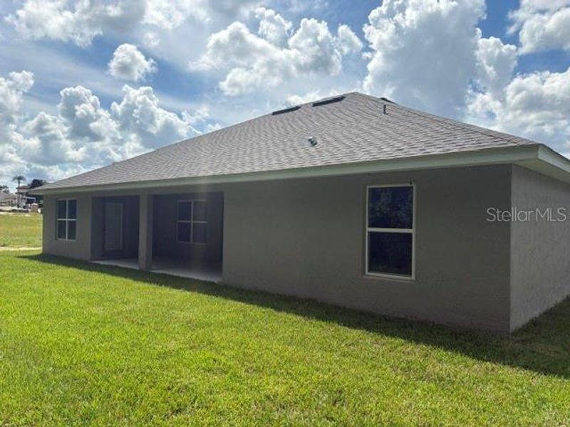 Exterior details and patio area of a home in Juliette Falls, Dunnellon (Image 4).