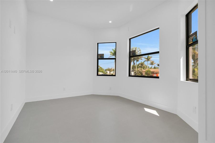 Spacious, unfurnished interior of a new home in , Lehigh Acres (Image 22).