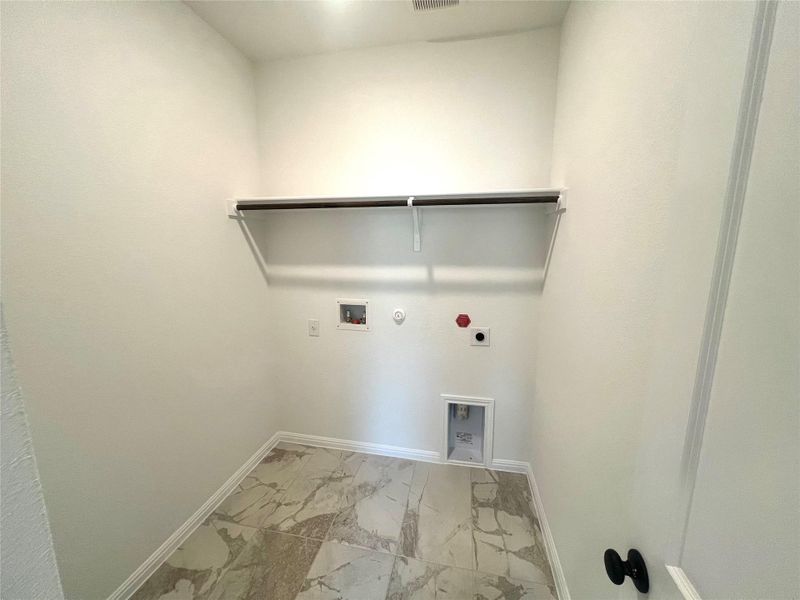 Spacious, unfurnished interior of a new home in Porter Country, Buda (Image 14).