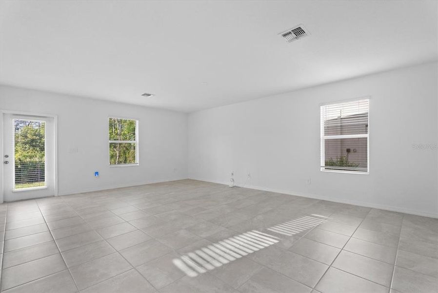 Spacious, unfurnished interior of a new home in , Bradenton (Image 13).